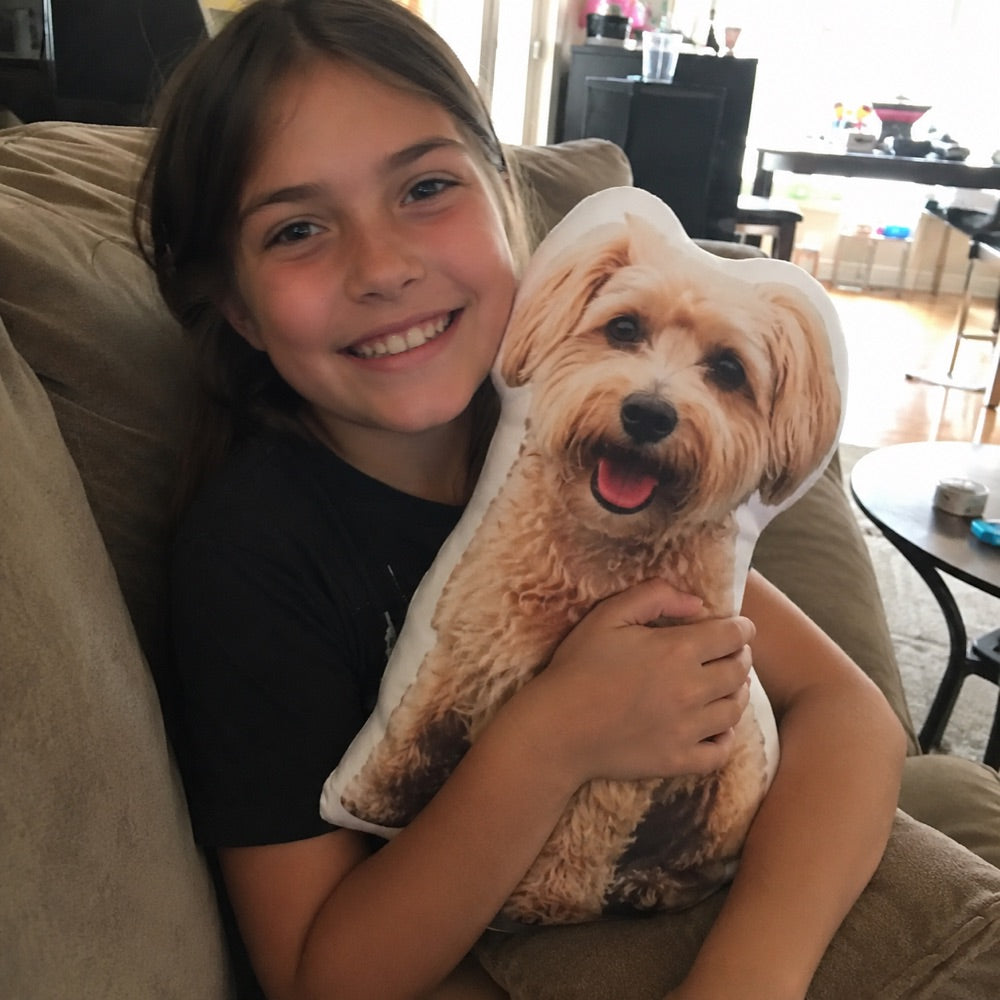 Meisje met het fotokussen van haar hondje