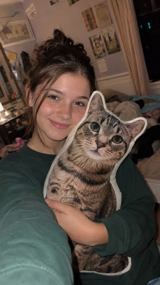 Vrouw maakt een selfie met het fotokussen van haar kat
