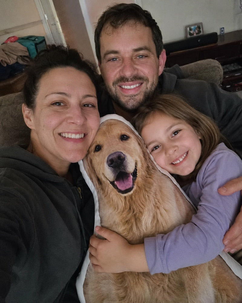 Gezin met hun fotokussen van de golden retriever
