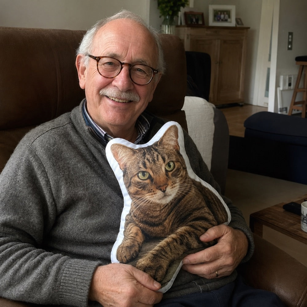 Man met het fotokussen van zijn kat