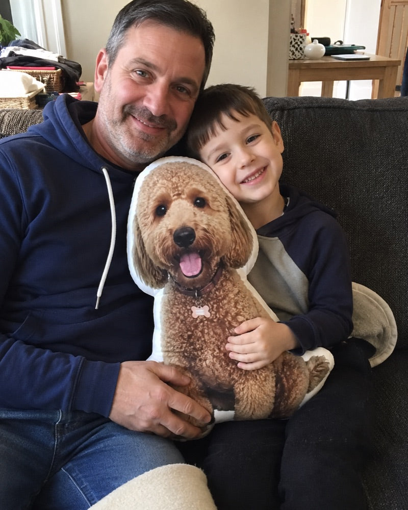Vader en zoon met het fotokussen van hun hond
