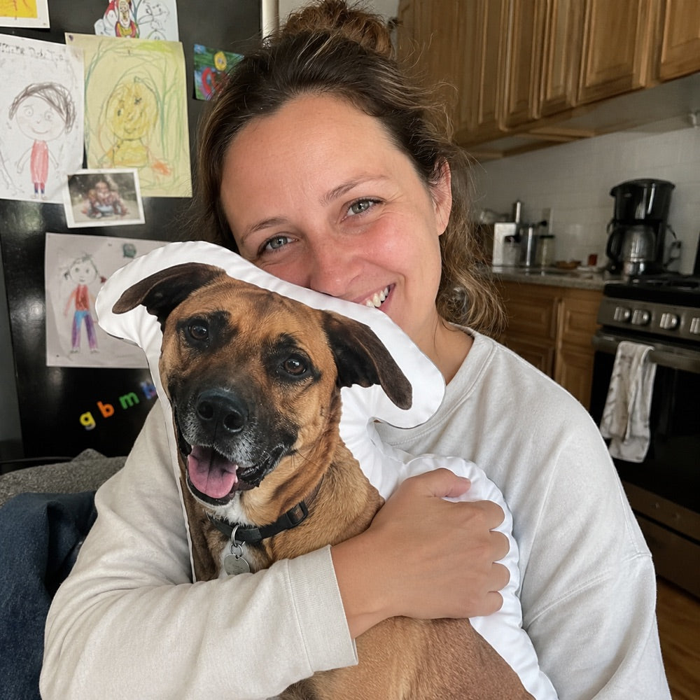 Vrouw in de keuken met het fotokussen van haar hond