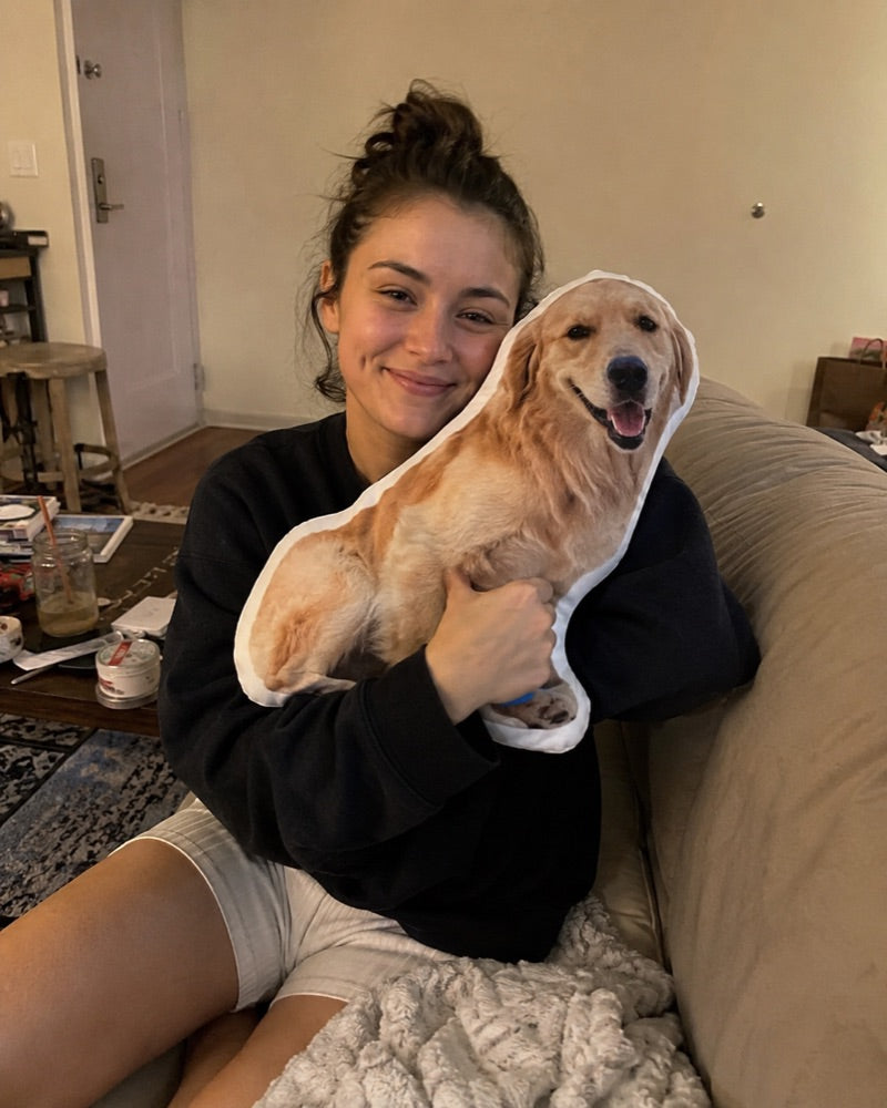 Vrouw met haar fotokussen van een golden retriever